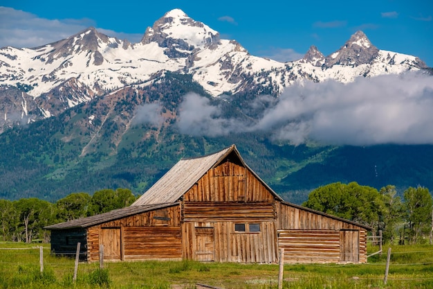 Vecchio fienile nelle montagne del Grand Teton