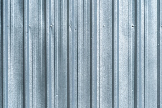 Vecchio foglio di superficie in metallo ondulato bianco per lo sfondo dell'edificio industriale
