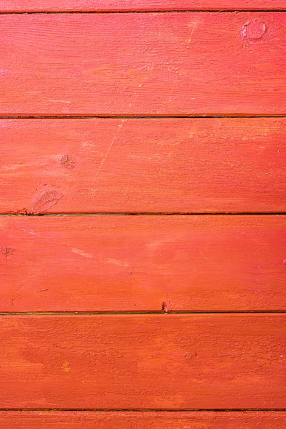 Vecchio fondo del bordo dipinto rosso. Pannelli di legno su un fienile rustico