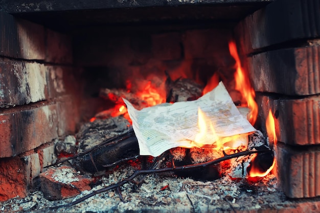 Vecchio forno con fuoco a fiamma