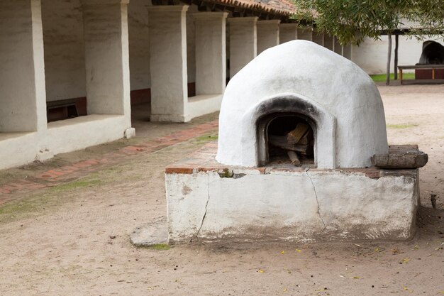 Vecchio forno per il pane nel giardino della missione