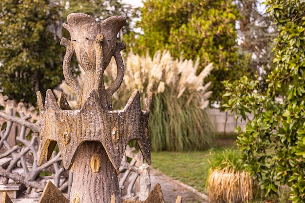 Vecchio giardino con fontana in cemento