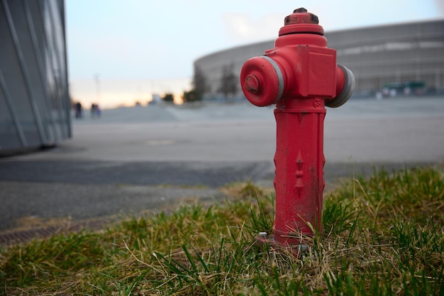 Vecchio idrante antincendio rosso a wroclaw in polonia idrante antincendio per l'accesso di emergenza al fuoco