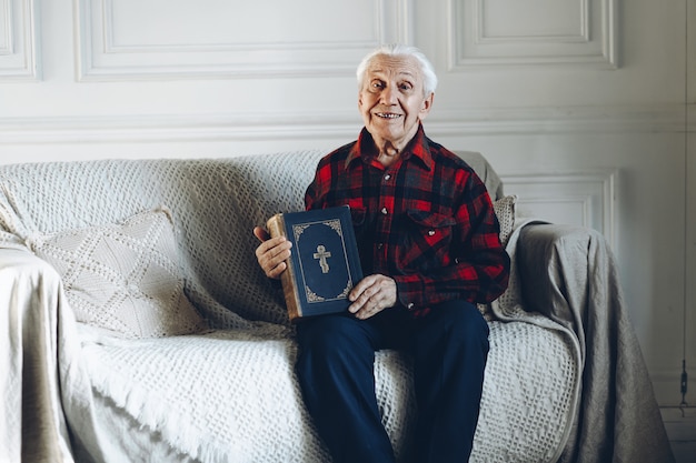 vecchio in possesso di un libro