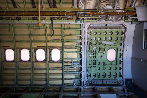 Vecchio interiore della cabina dell'aeroplano dell'annata