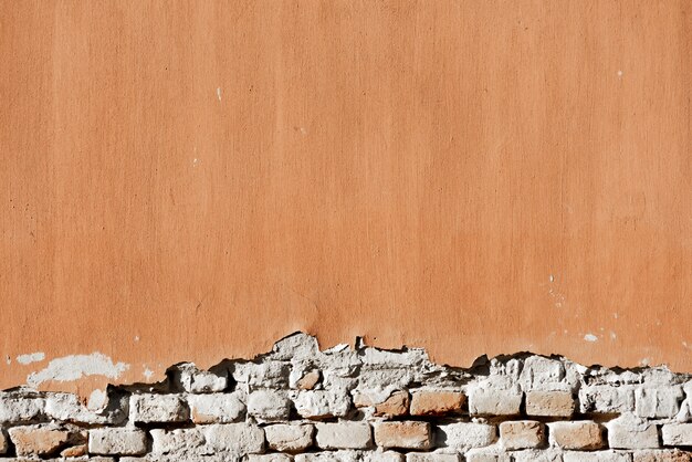 Vecchio intonaco stagionato sul muro di mattoni