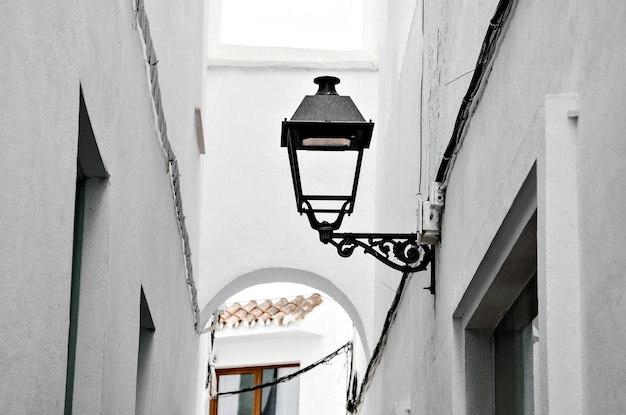 Vecchio lampione classico con ornamenti per le strade di Marbella, Malaga. Andalusa.