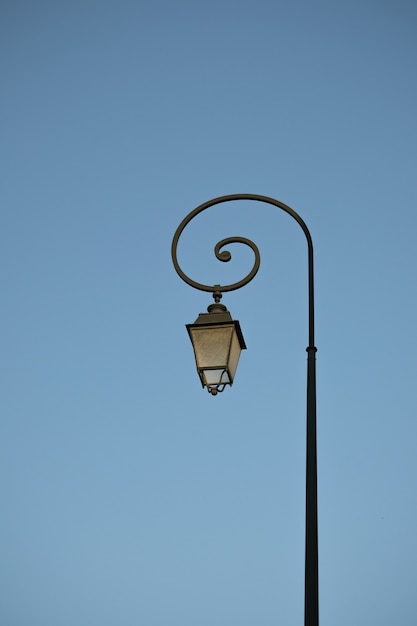 Vecchio lampione sullo sfondo del cielo blu