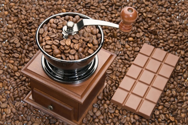 Vecchio macinino da caffè e cioccolato