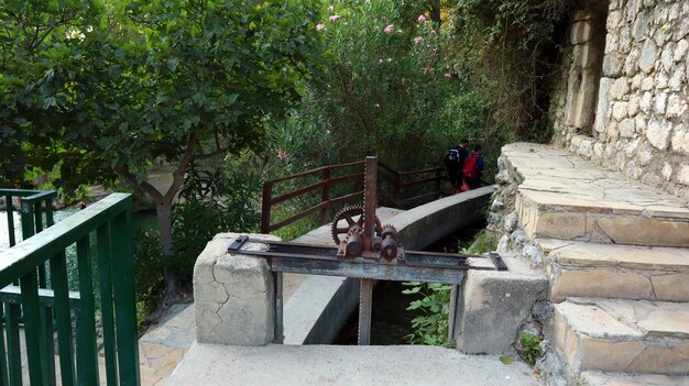 Vecchio meccanismo di chiusura su un primo piano del fiume di montagna