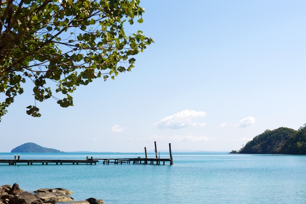 Vecchio molo di legno nel mare tropicale