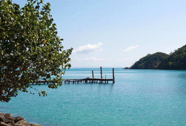 Vecchio molo di legno nel mare tropicale