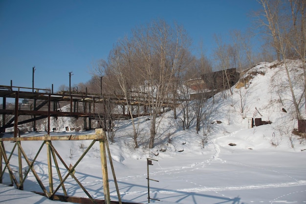 Vecchio molo di metallo in rovina nella regione di Syzran Russia