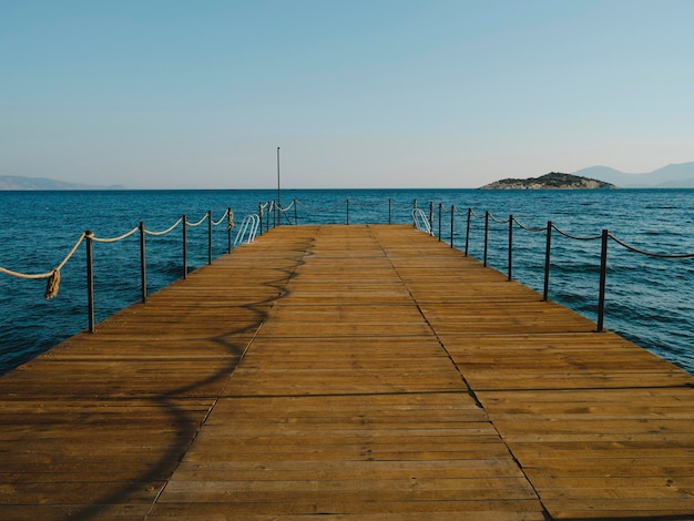 Vecchio molo in legno e paesaggio blu del mare