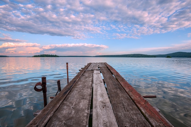 Vecchio molo in legno sul lago