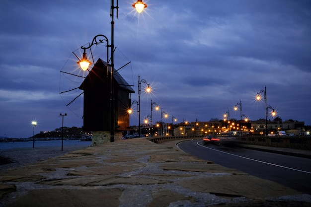 Vecchio mulino a vento all'ingresso della città vecchia di Nessebar al tramonto Patrimonio dell'Unesco Bulgaria