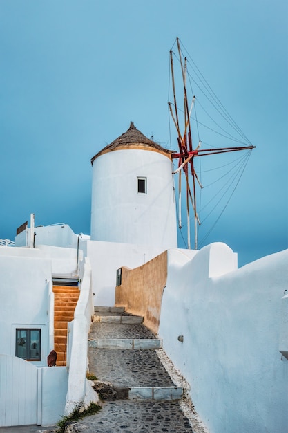 Vecchio mulino a vento greco sull'isola di santorini nella città di oia con scale in strada santorini grecia