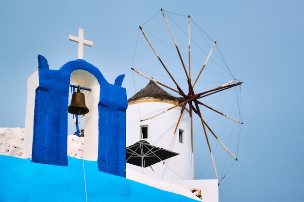 Vecchio mulino a vento greco sull'isola di santorini nella città di oia con scale in strada santorini grecia