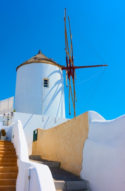 Vecchio mulino a vento imbiancato nella città di Oia nell'isola di Santorini, Greece