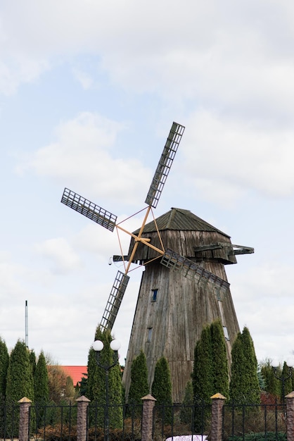 Vecchio mulino a vento in legno in una giornata di sole Vecchio mulino tradizionale olandese