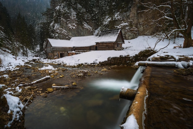 Vecchio mulino ad acqua in legno in inverno