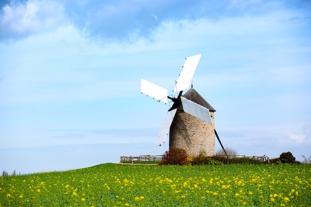 Vecchio mulino su una collina