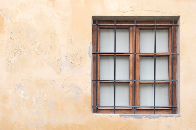 Vecchio muro di casa con finestra in legno