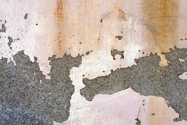 Vecchio muro di cemento coperto di vernice bianca sporca sbucciata sfondo strutturato astratto