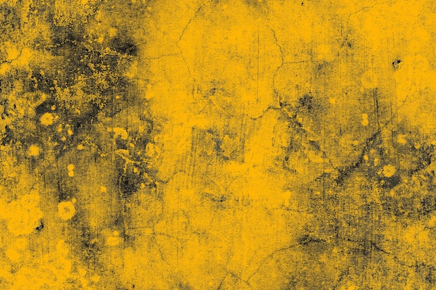 Vecchio muro di cemento giallo danneggiato con struttura scura del grunge