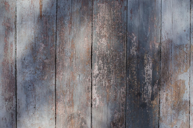 Vecchio muro di legno colorato squallido a schermo intero fotografato a distanza ravvicinata