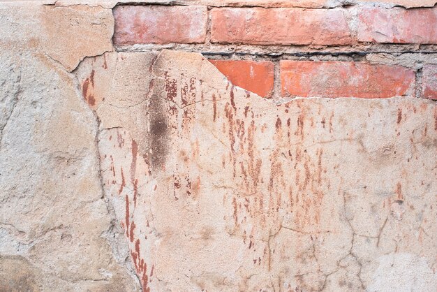 Vecchio muro di mattoni. calcestruzzo fessurato. trama rosa, marrone. sfondo vintage