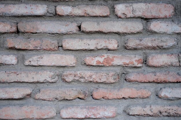 Vecchio muro di mattoni rossi e cemento sfondo closeup concetto di edifici abbandonati