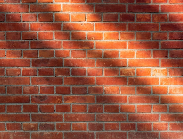 vecchio muro di mattoni rossi vintage con luce solare