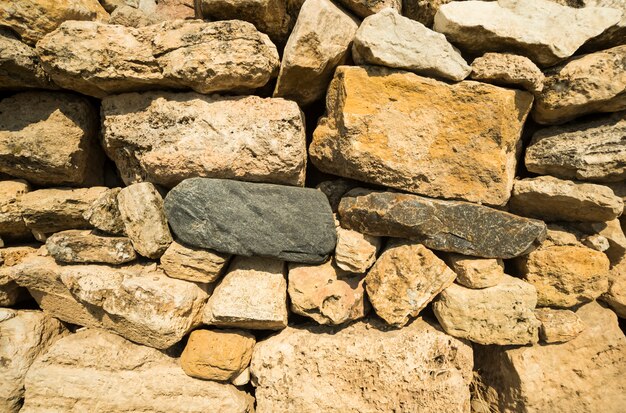 vecchio muro fatto da una varietà di pietre