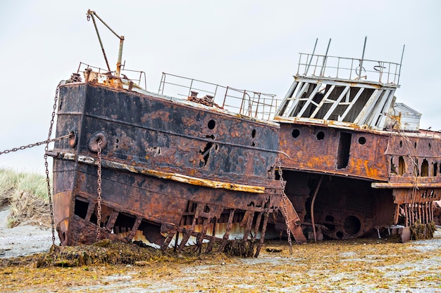 Vecchio naufragio arrugginito sulla spiaggia in Tierra del Fuego Argentina.