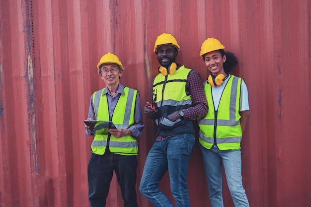 Vecchio operaio asiatico Lavoratore africano americano in container commerciali che spediscono lavoratori in cantiere in container spedizione import export