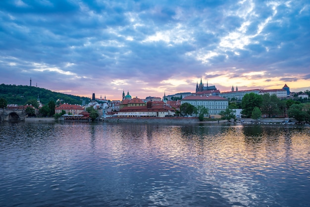 Vecchio orizzonte della città di Praga al tramonto in repubblica Ceca