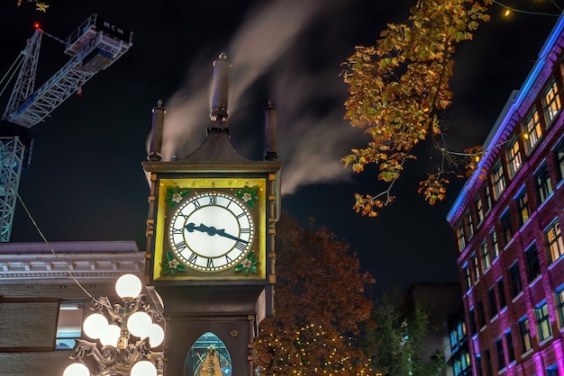 Vecchio orologio a vapore nello storico quartiere Gastown di Vancouver di notte in Canada