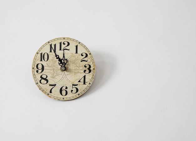 Vecchio orologio da parete vintage su sfondo bianco
