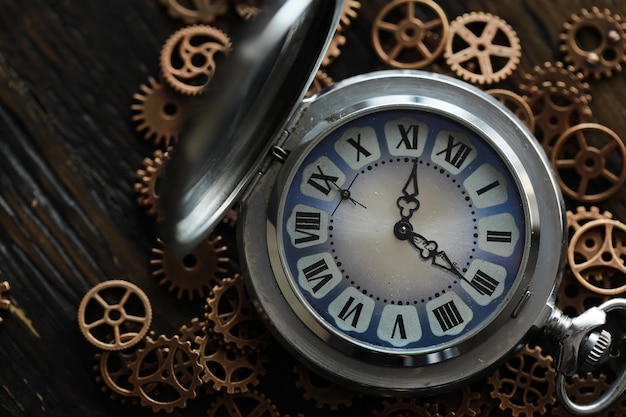 Vecchio orologio macro Closeup di ingranaggi da orologio funziona meccanismo arrugginito nel vecchio orologio