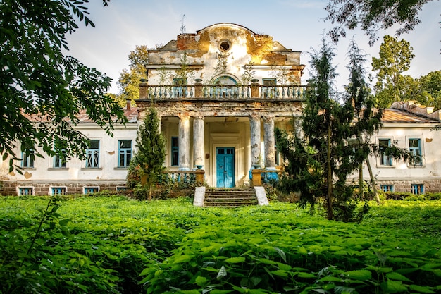 Vecchio palazzo abbandonato nella foresta. Maniero in rovina nella natura