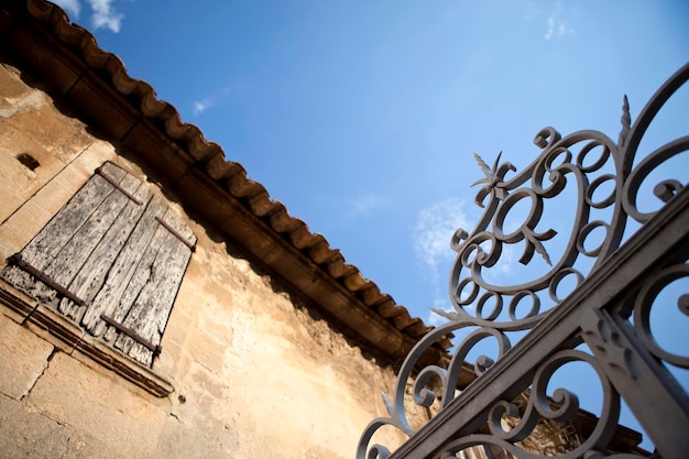 Vecchio palazzo e cancello nel sud della Francia