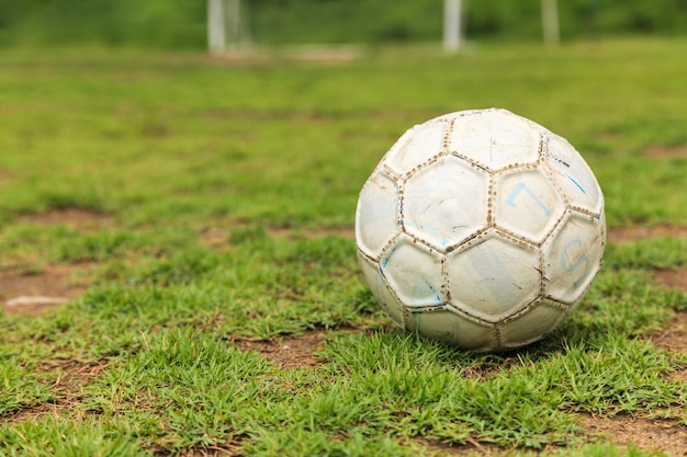 Vecchio pallone da calcio bianco