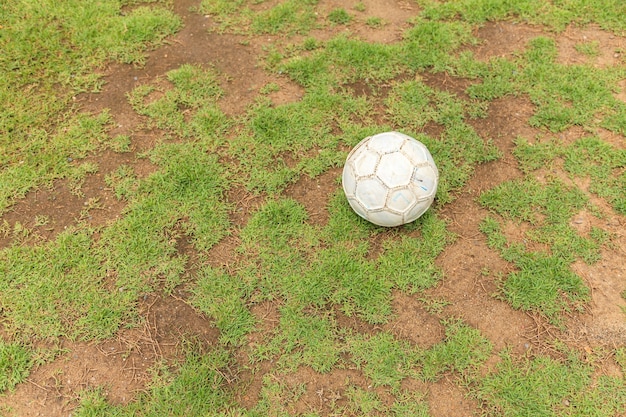 Vecchio pallone da calcio bianco