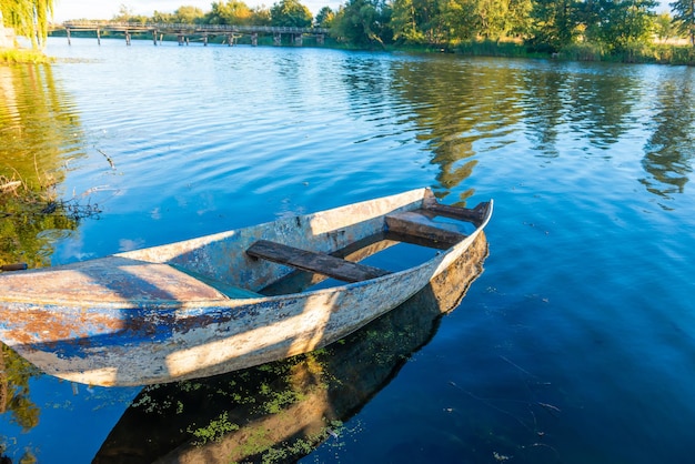 Vecchio peschereccio di legno sul fiume