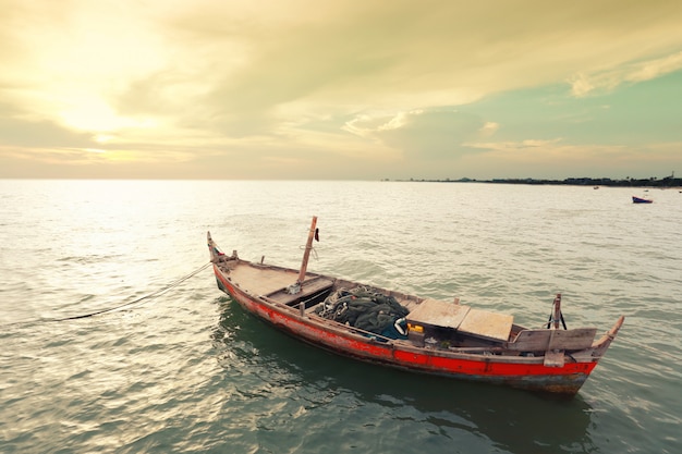 Vecchio peschereccio sulla costa del mare della Tailandia.