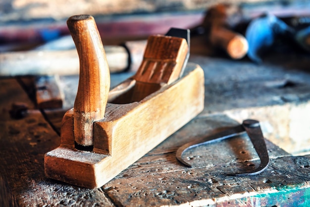 Vecchio piano di legno retrò in officina