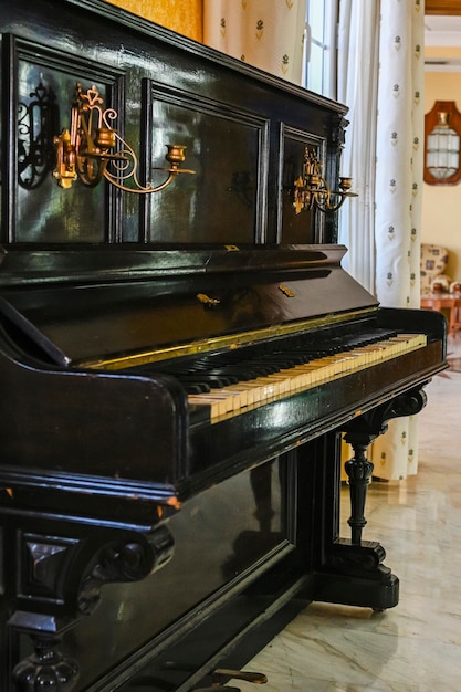 Vecchio pianoforte in legno da una sala da ballo