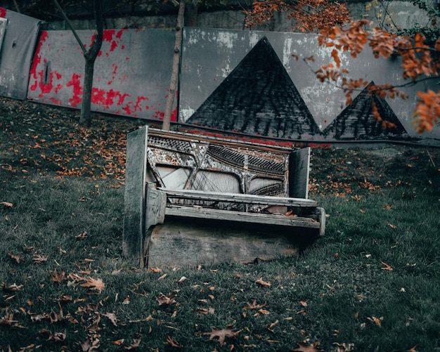 Vecchio pianoforte rotto abbandonato lasciato all'aperto