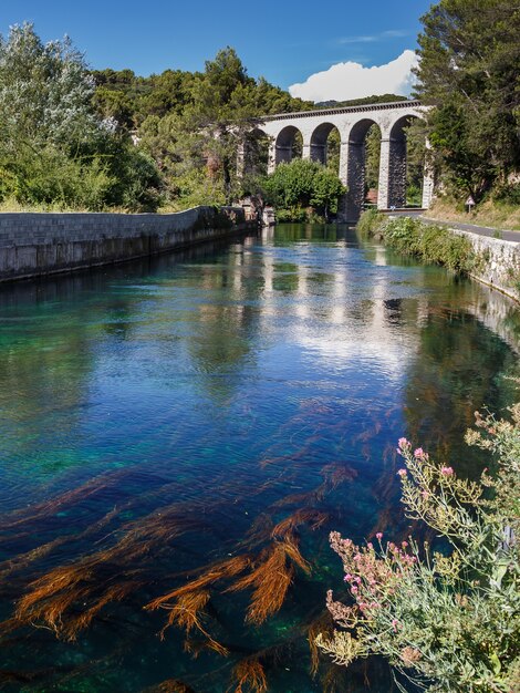 Vecchio ponte a Fontaine de Vaucluse Provence Francia Vacanze in Francia